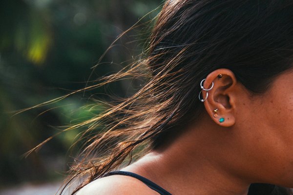 Comment choisir la taille et la forme du bijou de piercing à l’oreille ?